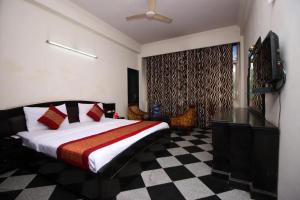 Postel nebo postele na pokoji v ubytování Hotel Orchid Garden Karol Bagh