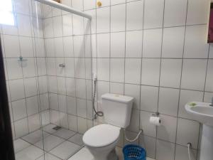 une salle de bains blanche avec toilettes et lavabo dans l'établissement Aquarela Suítes, à Piúma 39 autres photos