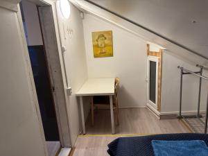 a room with a desk and a table in a room at Mäntyharju keskus, ylin kerros, koko ullakkohuoneisto in Mäntyharju