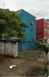 ein blaues Gebäude mit einem Baum vor einem Zaun in der Unterkunft Melhor Custo BENEFICIO DO RECIFE in Recife + 2 Fotos