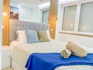 Ένα ή περισσότερα κρεβάτια σε δωμάτιο στο Luxury 2 min Beach with Balcony, Ocean view, Wifi, AC, SmartTV