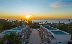 una vista aerea di un resort al tramonto di Royal Apartments a Zanzibar City