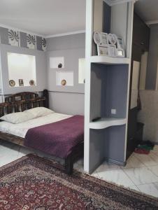 Кровать или кровати в номере Apartment on 8 Marta