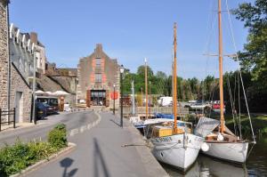 two boats docked in a marina next to a street at Studio Cosy à la campagne, à 30 min des plages in Missillac