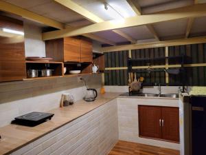 una cucina con un lavello e un piano di lavoro di Smiley Bungalows Guesthouse a Srithanu Beach