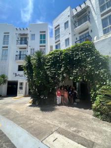 eine Gruppe von Personen, die unter einem Bogen vor Gebäuden stehen in der Unterkunft La Bella Residences Tagaytay in Tagaytay + 3 Fotos