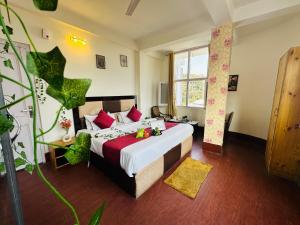 戴尔豪斯Hotel Eagle Nest Central Heated的卧室里有一张大床，配有红色枕头 更多37张照片
