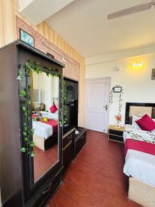 Hotel Eagle Nest Central Heated客房内的一张或多张床位