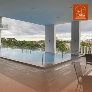 una grande piscina con sedie in un edificio di Terra Condo a Città di Iloilo