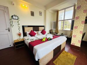 Hotel Eagle Nest Central Heated客房内的一张或多张床位