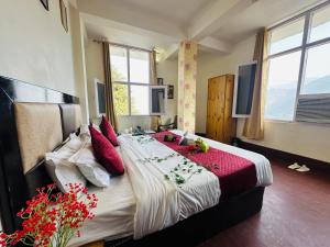 Hotel Eagle Nest Central Heated客房内的一张或多张床位
