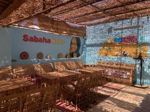 Posezení v ubytování Sabaha Kato + 10 fotografií