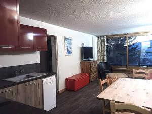 a kitchen and dining room with a table and a kitchen and a living room at Confortable 2 pièces cabine au pied des pistes - 7 pers, balcon, ascenseur - FR-1-411-708 in Bourg-Saint-Maurice