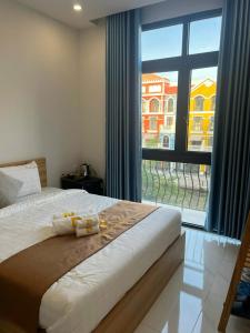 Un dormitorio con una cama y una ventana grande. en Venice River View P Boutique Hotel - Grand World Phú Quốc, en Phu Quoc