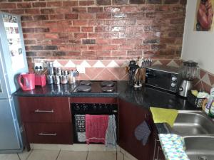 Cuina o zona de cuina de Lovely 1-bedroom in secure complex with pool