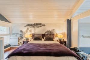 ein Schlafzimmer mit einem großen Bett mit zwei Lampen in der Unterkunft Villa 10pers avec piscine privée in Lacanau + 68 Fotos