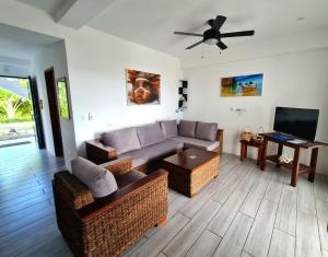 TV a/nebo společenská místnost v ubytování Tablas Seaview Homestay