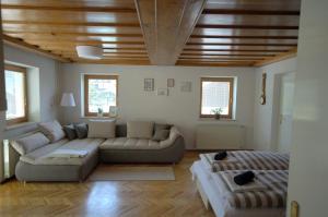 sala de estar con sofá y mesa en Anna's House en Bled