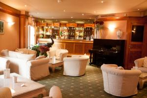 Et opholdsområde på Logis Hôtel Le Rivage + 63 billeder