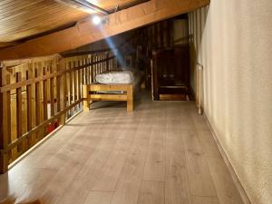 korytarz z łóżkiem i drewnianą podłogą w obiekcie Appartement familial avec mezzanine, 7 couchages, proche pistes et commerces à Vars - FR-1-330B-203 w mieście Vars