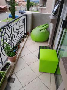 Balcó o terrassa a Lovely 1-bedroom in secure complex with pool