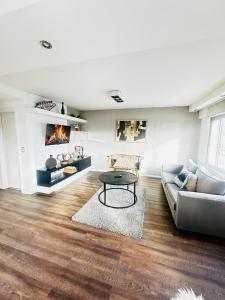 un soggiorno con un divano e un tavolo di Q 620 - Centro Bariloche - 6 personas a San Carlos de Bariloche