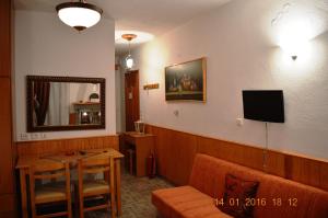 A television and/or entertainment centre at La Petri Studios with Fireplace & View