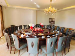 A seating area at Bai Nian Sheng Shi Hotel
