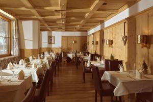 Reštaurácia alebo iné gastronomické zariadenie v ubytovaní Hotel Sonnalp