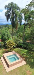 una piccola piscina in un cortile con un albero di Tranquilidade e SPA em meio a muito verde a 45 min de SP a Cotia
