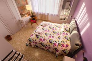 an overhead view of a bedroom with a bed at Vivi Lucca con "Madame Fannj" - Camera Viola in Lucca