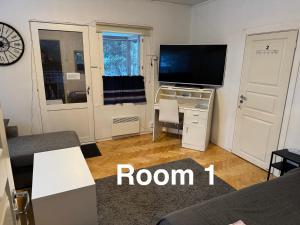 TV a/nebo společenská místnost v ubytování Mäntyharju keskus, yksityishuoneita keittiöllä tai koko 88m2 asunto + 31 fotografií
