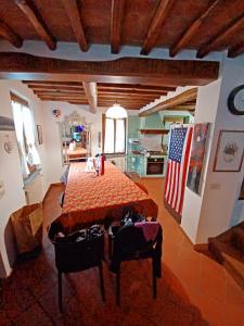 un comedor con una mesa y una bandera americana en Chez Fredy, en Camaiore