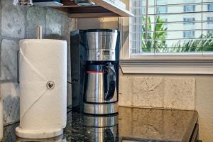 una cafetera sentada en un mostrador junto a una ventana en Romance in the City 1 Bdrm Studio in Downtown St Pete, en San Petersburgo