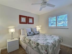 Un dormitorio con una cama y un ventilador de techo. en Crescent Beach 1015 #2, en Sarasota 45 fotos más