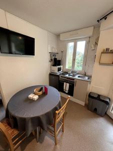 Η κουζίνα ή μικρή κουζίνα στο Appartement T2 - Cosy 400m des thermes