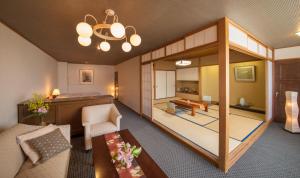 a bedroom with a large bed and a large window at Yamagataya in Gero