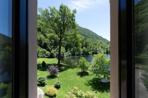 Una vista de un lago desde una ventana en Vista Lago-Appartamento Giardino dell'Eden, en Ghirla