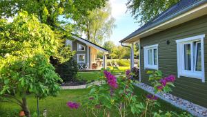 ein Haus mit einem Hof mit lila Blumen in der Unterkunft Haus Theda in Fockbek + 71 Fotos