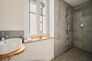 Kúpeľňa v ubytovaní Le Rousseau - Appartement & Suite en Hypercentre