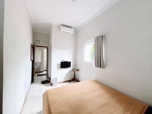 Ένα ή περισσότερα κρεβάτια σε δωμάτιο στο Guest House Kraton Mas +55 φωτογραφίες