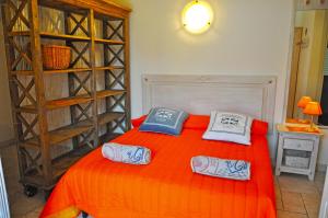 sypialnia z łóżkiem z 2 poduszkami w obiekcie Holiday Apartments Fiumetto w mieście Marina di Pietrasanta