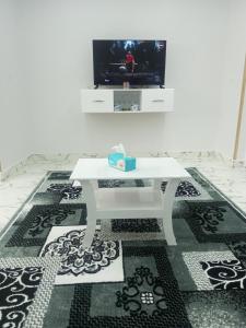 Телевизор и/или развлекательный центр в white popular apartment