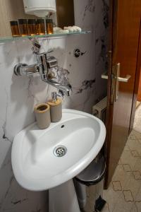 A bathroom at MB Hotel