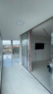 Μια τηλεόραση ή/και κέντρο ψυχαγωγίας στο Apartamento 3 quartos no centro