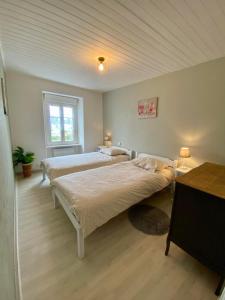 a bedroom with two beds and a window at Gites L etape conviviale in Guitté