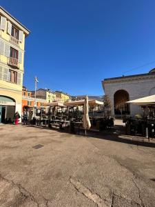 una calle con mesas y sombrillas y un edificio en Casa del Moro, en Brescia