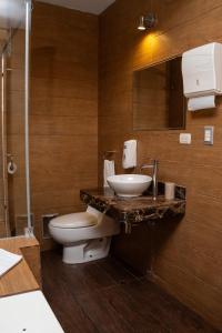 Ένα μπάνιο στο Cacique Hotel