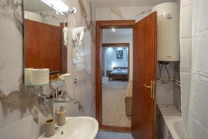 A bathroom at MB Hotel