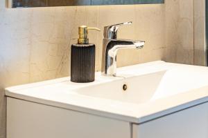 Fotografie z fotogalerie ubytování Joli appartement rénové - Lumineux - Vue mer - CQ v destinaci Beausoleil + 10 fotografií